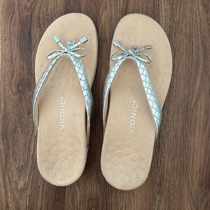 Vionic Bella metallic silver sandals size 9.